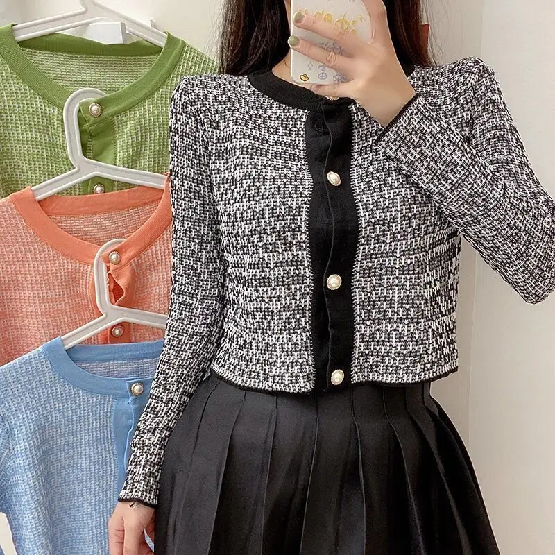 

Women's Knitted Cardigan Plaid Retro Pearl Button O Neck Long Sleeves Short Thin Tops Wholesale 2021 New Fashion Female Clothes