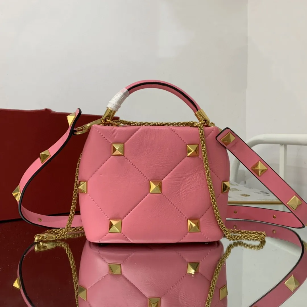 

2021 new women's yellow single shoulder square bag, fashion trend, light and smooth, luxury and high quality, unique design
