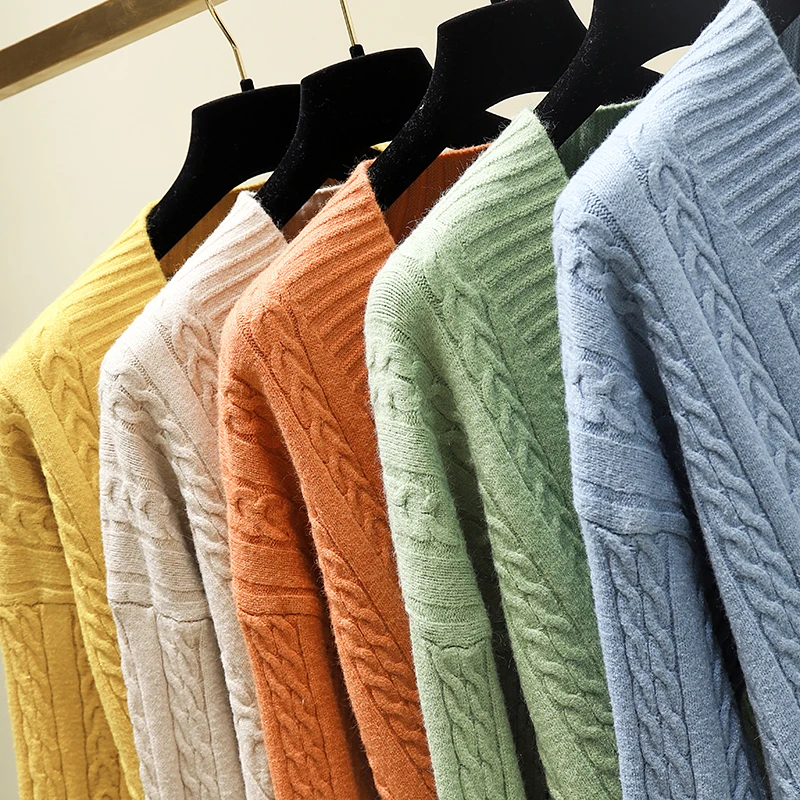 Женский трикотажный свитер на пуговицах с V-образным вырезом |