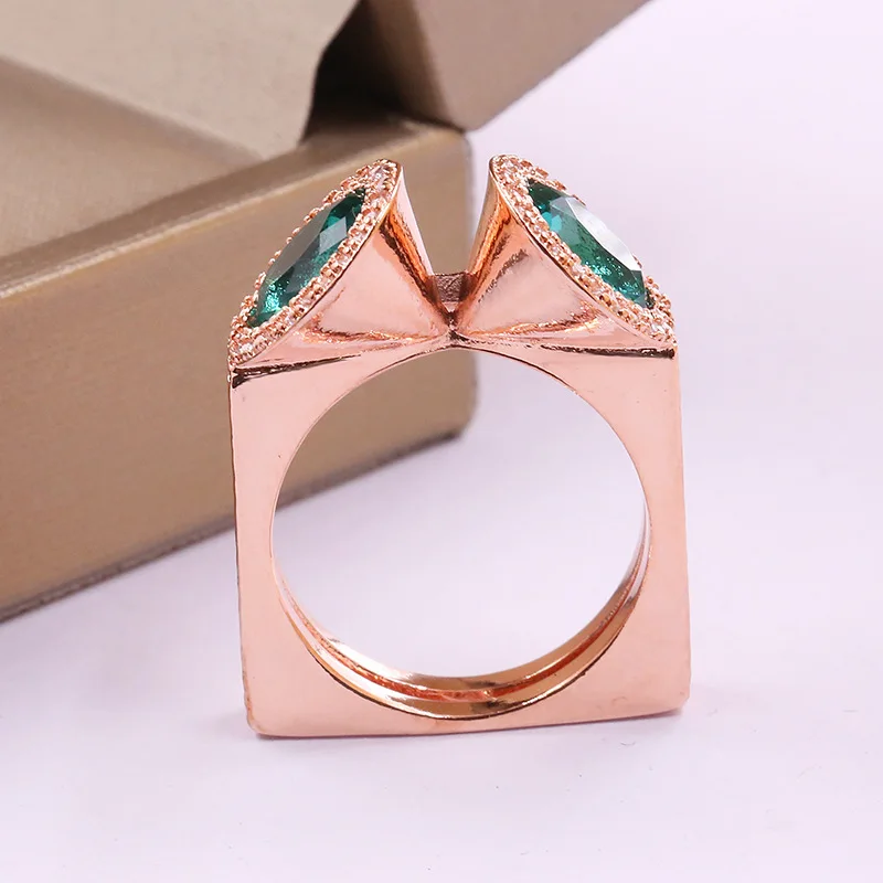 Женское кольцо с зеленым кристаллом обручальное из розового золота кубическим