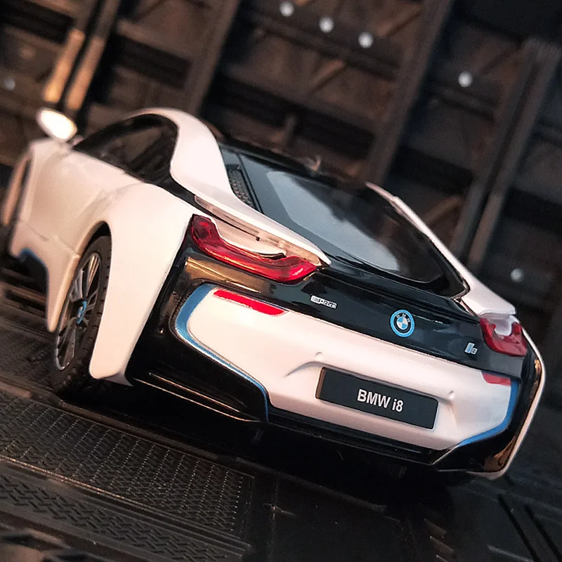 Очень крутая модель автомобиля из сплава в масштабе 1:24 BMW I8 литой и игрушечный