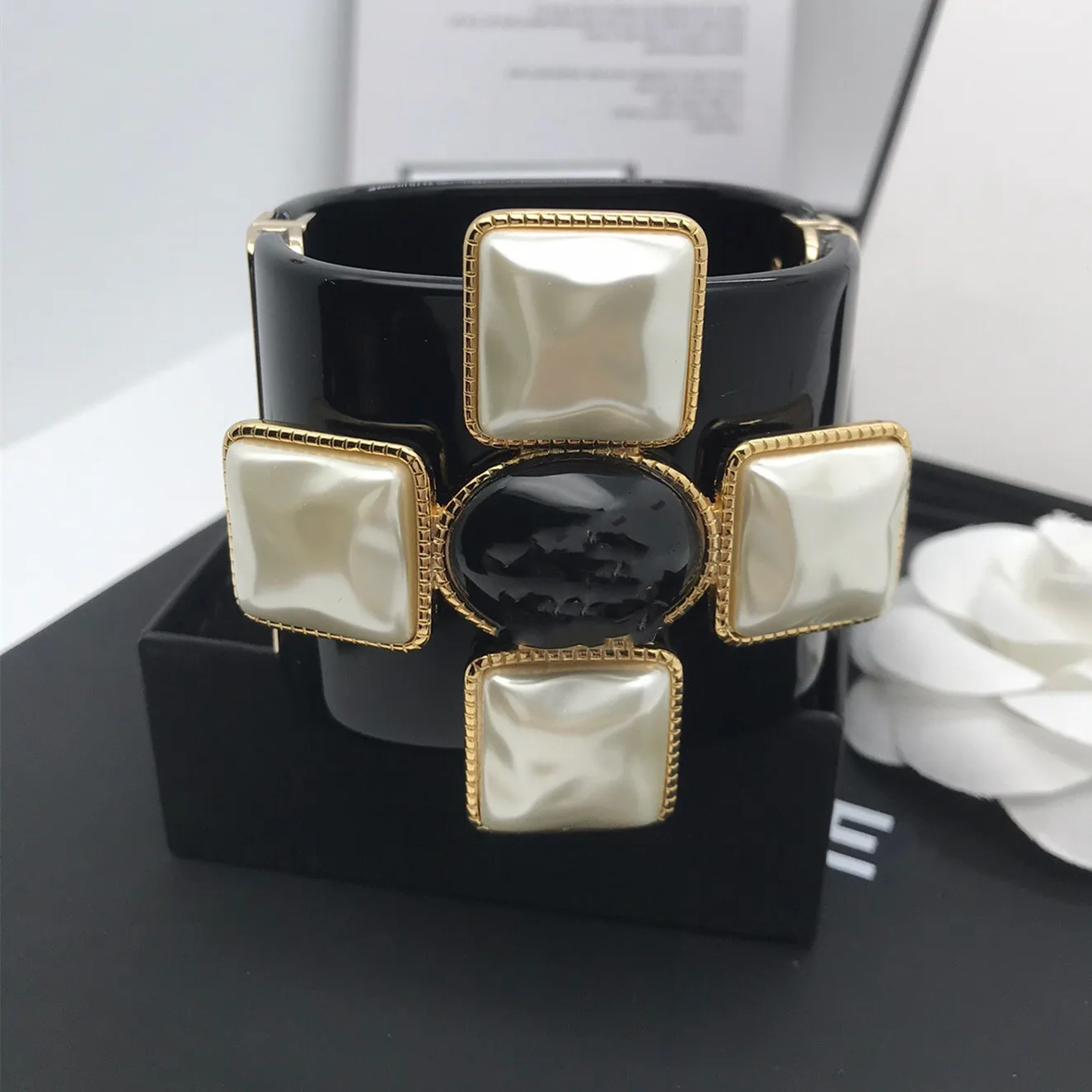 

Luxury Designer Brand C&C Stamp Black Resin Alphabet Europe Cuff Gothic Bracelets Bangles Pearl Crystal for Women Jewelry Gift