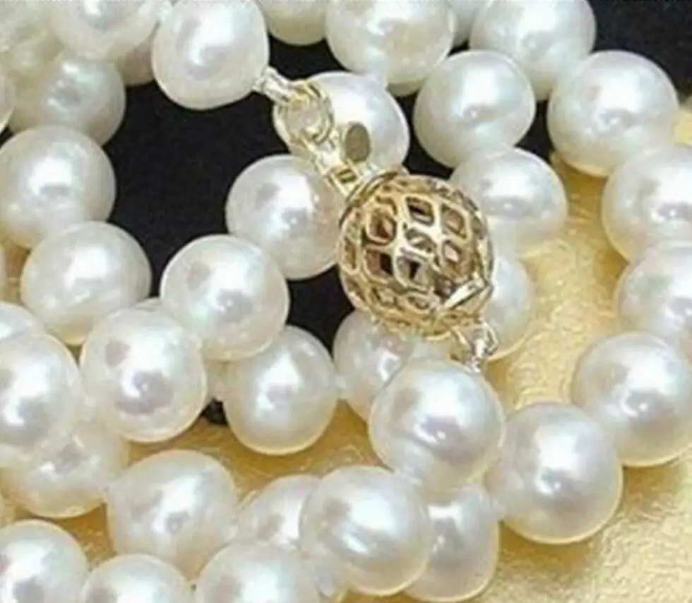 

8-9mm white AKOYA SALTWATER cultured pearl necklace 18"