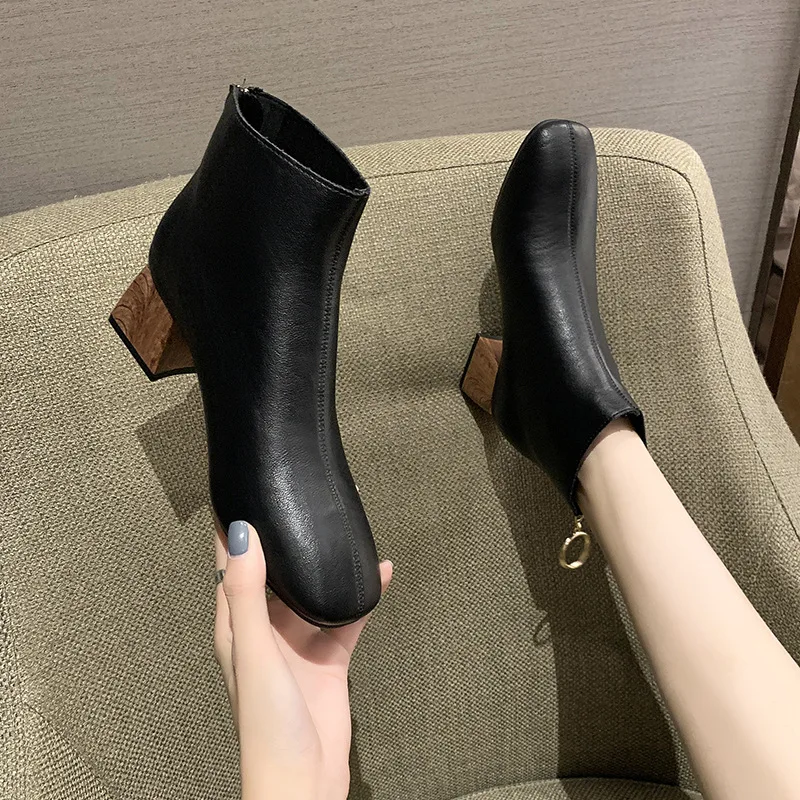 

Новые осенне-зимние ботильоны 2021, модные короткие ботинки, на молнии сзади, на толстом металлическом квадратном каблуке, удобные ботинки с о...