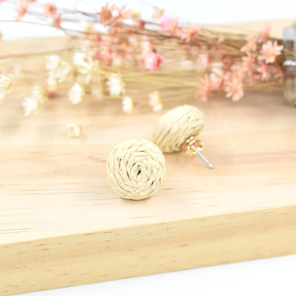 Женские серьги-гвоздики в виде шара из бамбукового ротанга богемном стиле