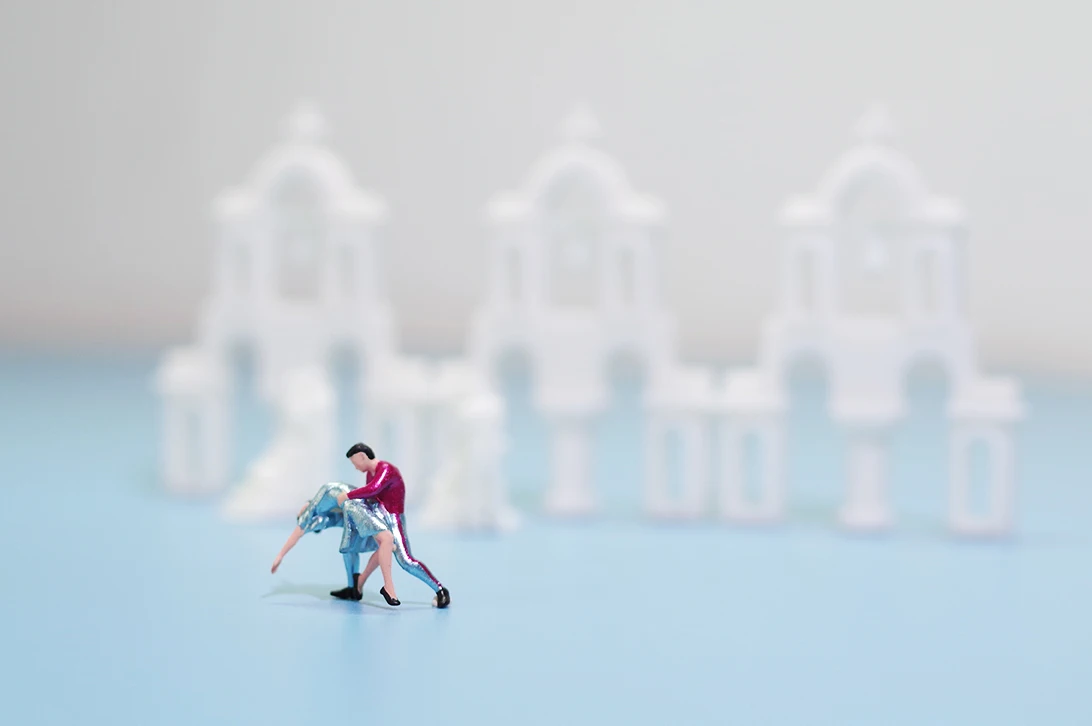 

super mini 1 / 87 Tango lovers dance Valentine's Day miniature villain model scene men and women dance macro landscape characte