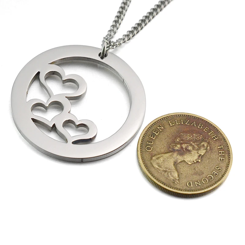 Ожерелье с круглой подвеской в виде тройного сердца из нержавеющей стали
