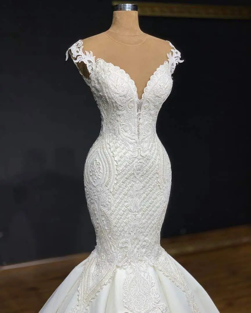 Свадебное платье с длинным шлейфом бисером шнуровкой и коротким рукавом |