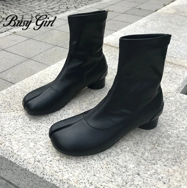 Женские демисезонные ботинки на низком каблуке черные или белые с раздельными