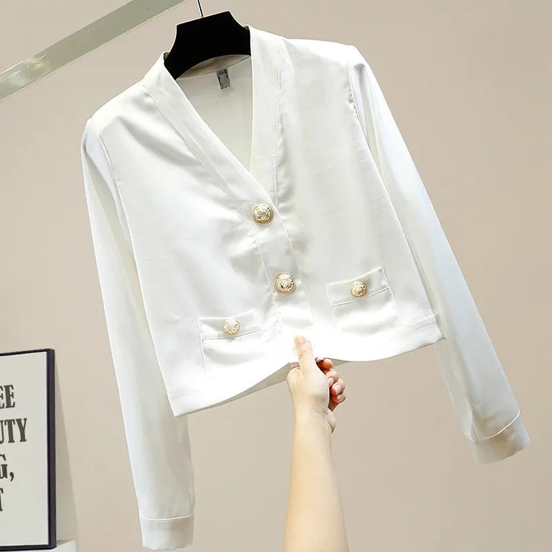 

Женская атласная блузка с V-образным вырезом и металлическими пуговицами