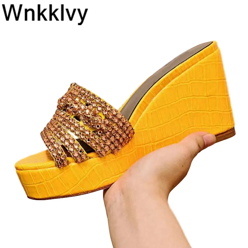 

Шлепанцы женские на высокой танкетке, блестящие сандалии с кристаллами, шлепанцы для ленивых, летняя Классическая обувь для вечеринки, 2020