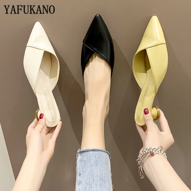 Новинка 2020 женские шлепанцы на низком каблуке модные мюли с заостренным носком