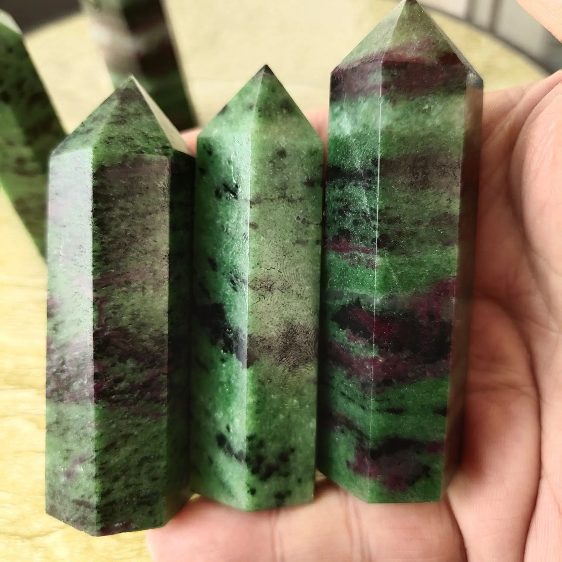

1pcs 7.9-8.5cm Natural Quartz Crystal Points Red and Green Treasure Crystal Wands for Healing