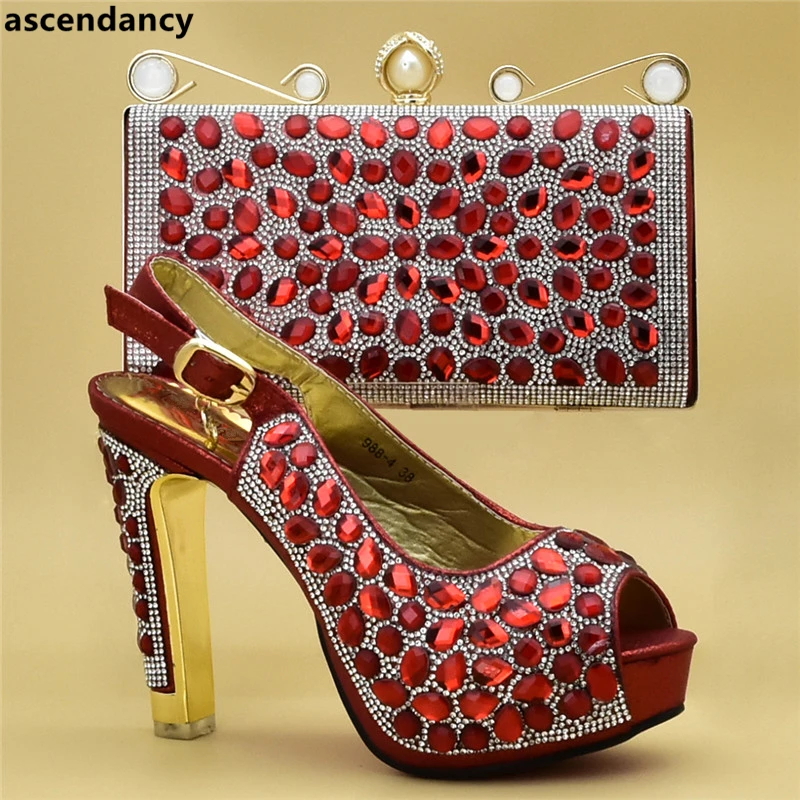 Новейшая обувь Комплект из итальянских туфель на высоком каблуке и сумочки со