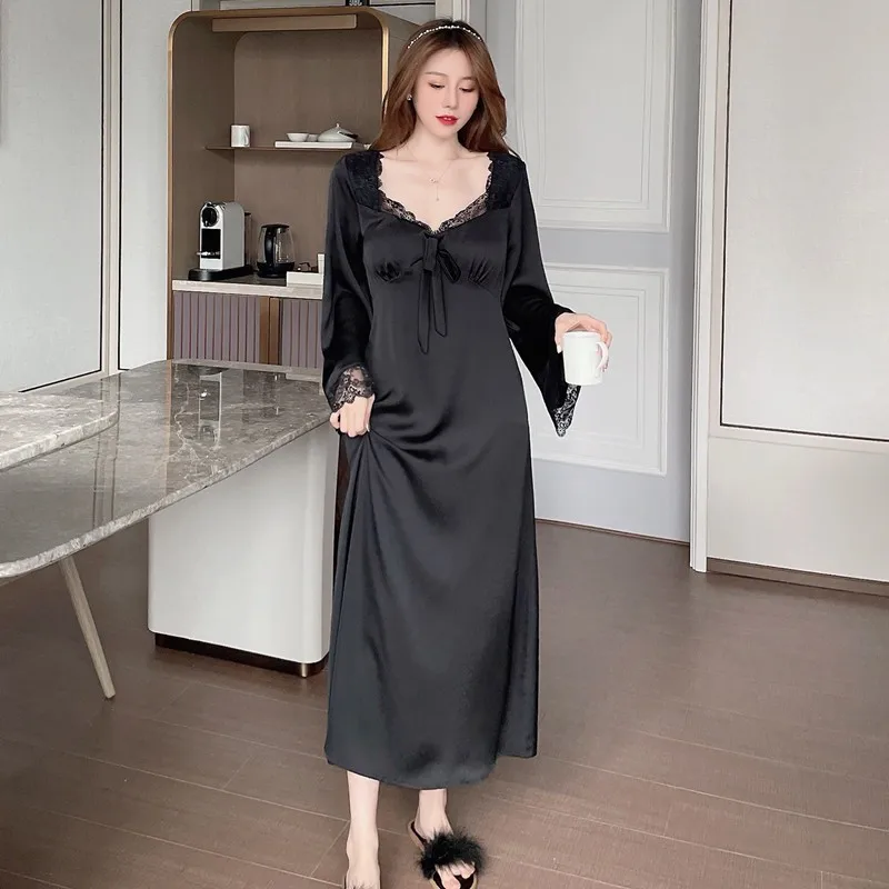 Ночная рубашка женская черная атласная с V-образным вырезом кружевная | Женская