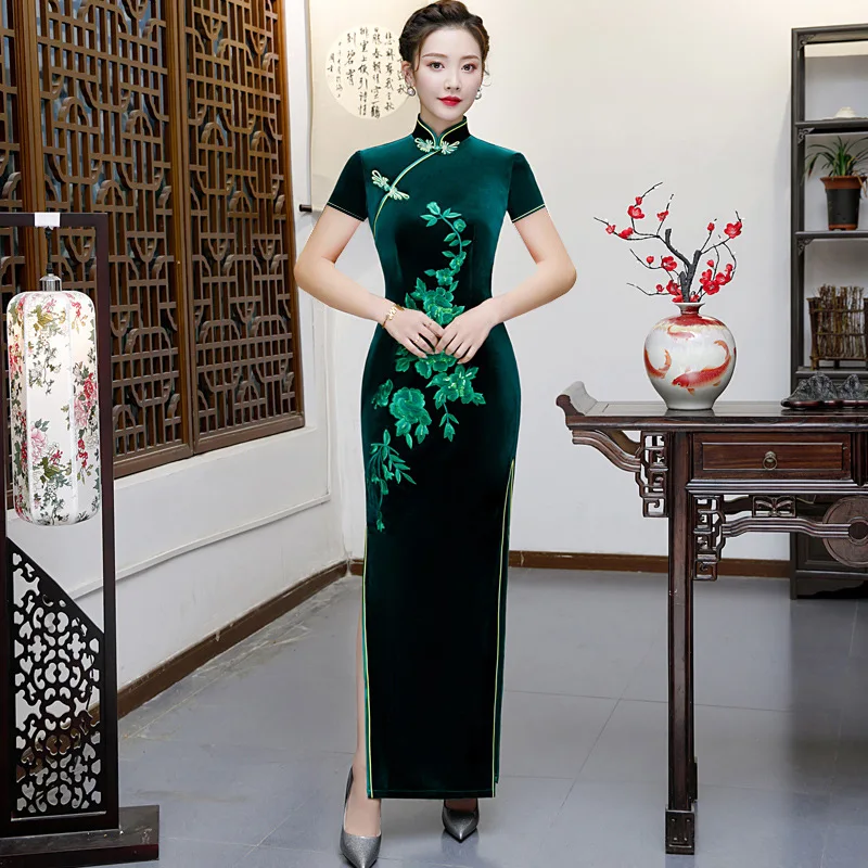 

Women Velour Short Sleeve Cheongsam Female Party Dress Elegant Ladies Vintage Embroidery Applique Qipao Oversize 5XL