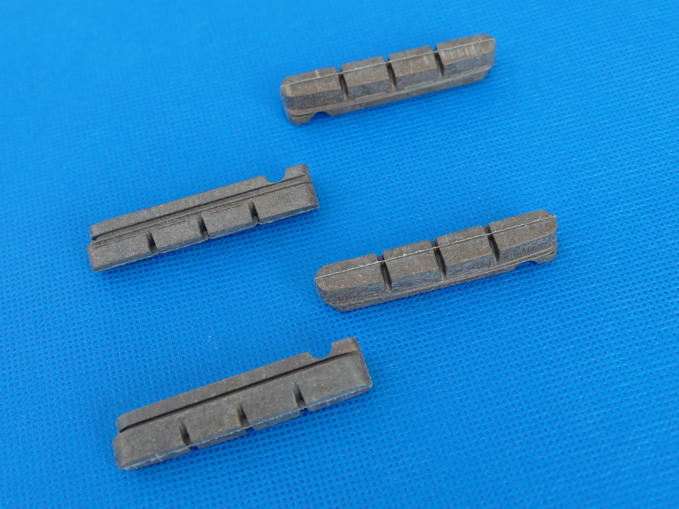 В комплект входят 2 пары тормозных колодок для любой погоды картриджи карбоновых