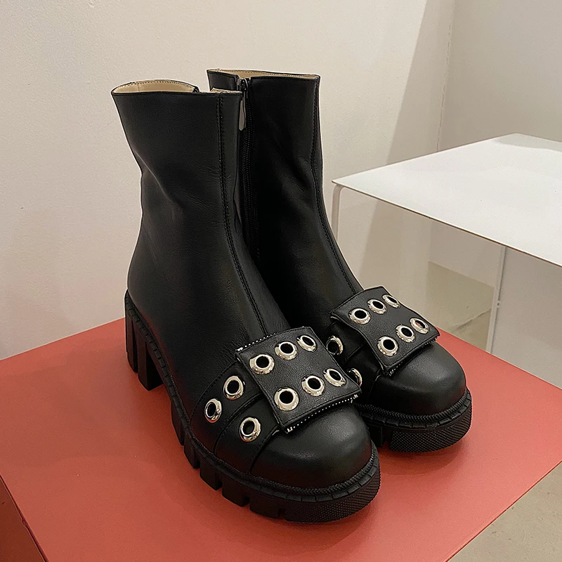 

2020 Unique design Genuine leather Martin boots Women boots Motorcycle boots Fashion boots The rivet hole New winter Women shoes