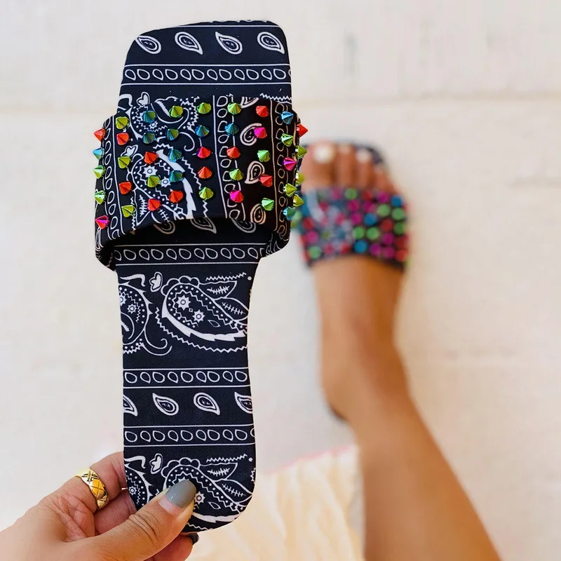 

2021 Women Rivet Slippers Ladies Flat Casual Slides Open Toe Outside Metal Decoration Soft Beach Shoes Summer Female Footwear