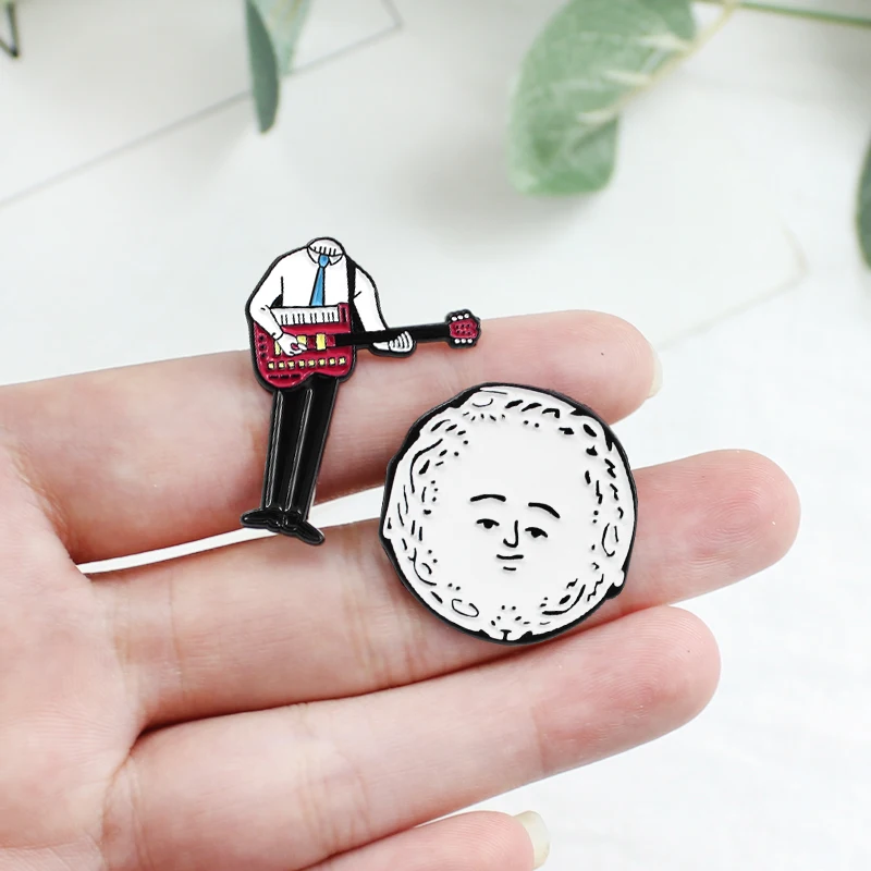 Очаровательная большая голова Забавный человек в костюмах с гитарой Специальные