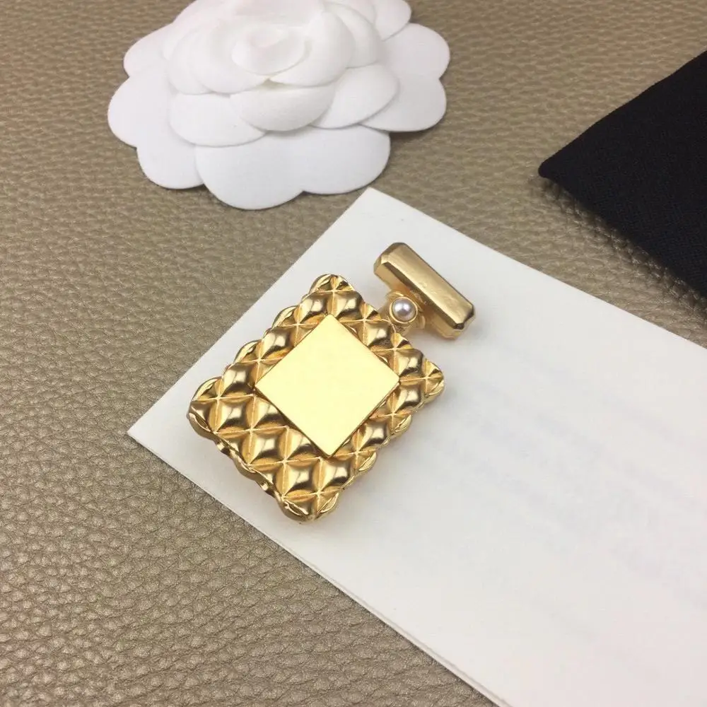 

Fashion Vintage Gold Perfume Bottle Brooches Party Sweater Pearl Brooche C Letter Stamp Brooch Pins For Women Jewelry Gift