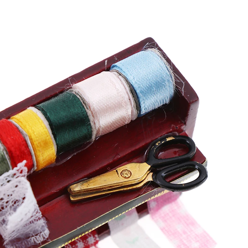 

1Pc 1:12 Miniature Sewing Box with Scissors Kit Dollhouse Decoration Accessories