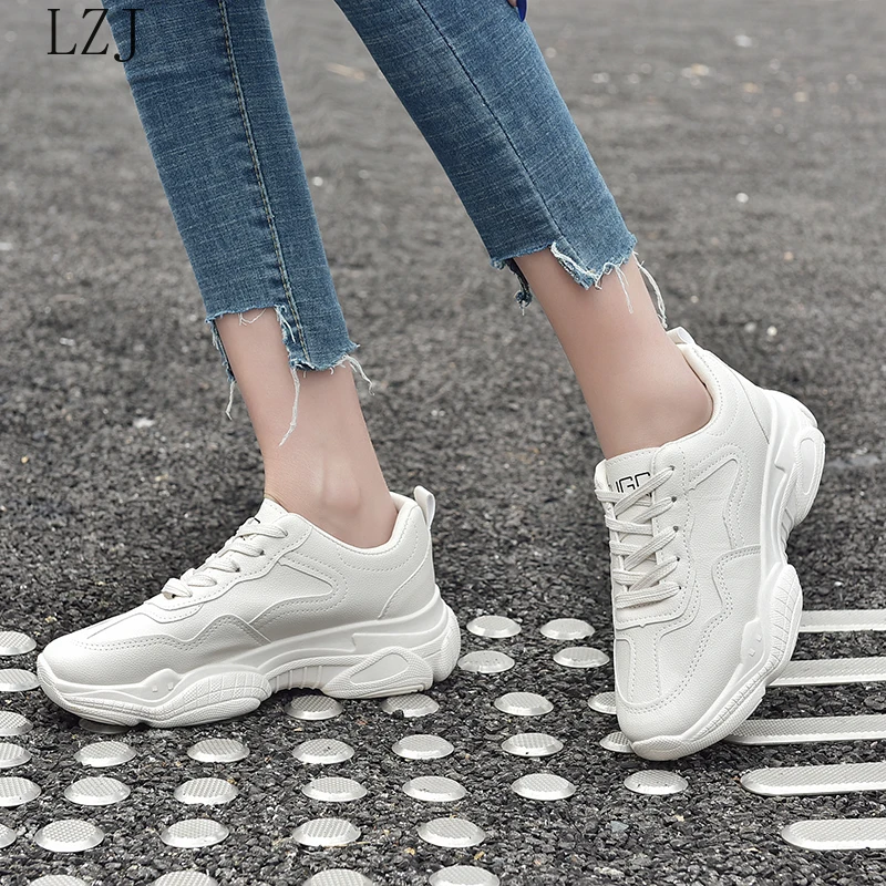 Женские кроссовки из ПУ кожи с сердечками на плоской подошве | Обувь