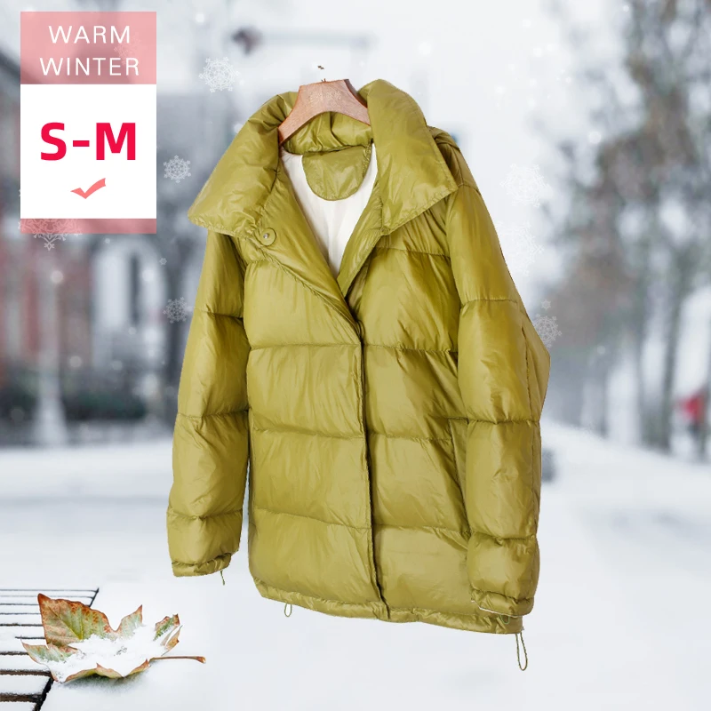 Новая модная зимняя короткая куртка-пуховик с воротником-стойкой на белом утином