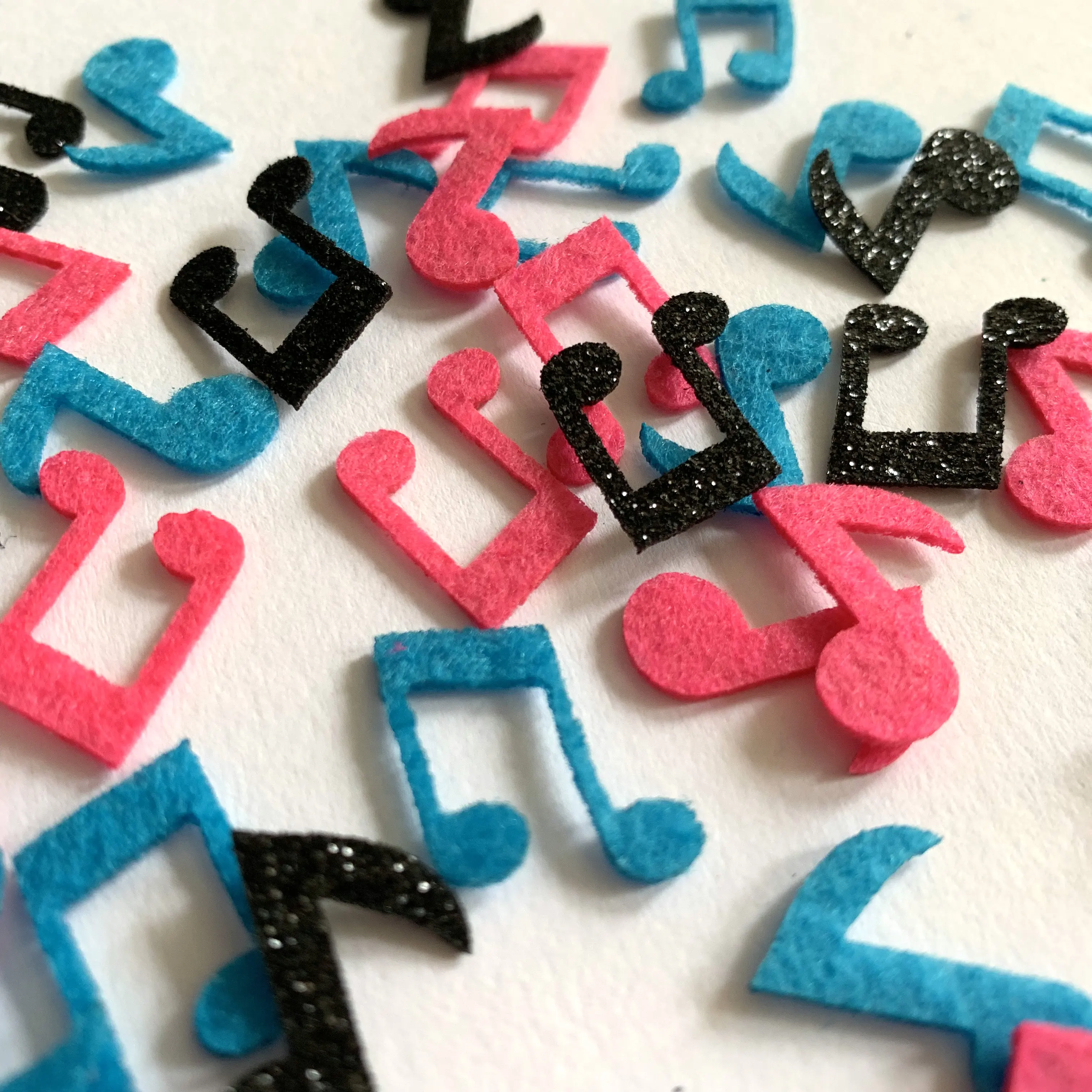 В виде скрипичного ключа конфетти счастливого День рождения Разбрасыватели для