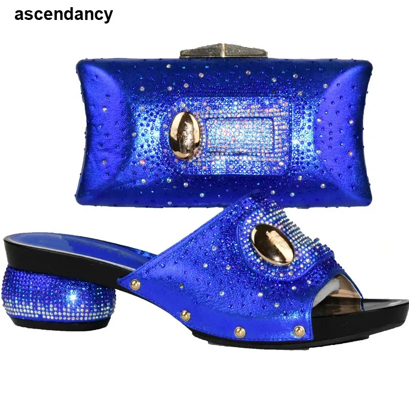 Женский комплект из туфель и сумочки в итальянском стиле украшенной камнями |