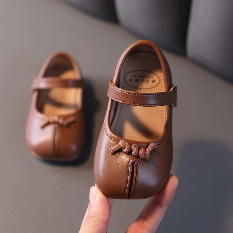 Демисезонная кожаная обувь для маленьких девочек черные коричневые однотонные
