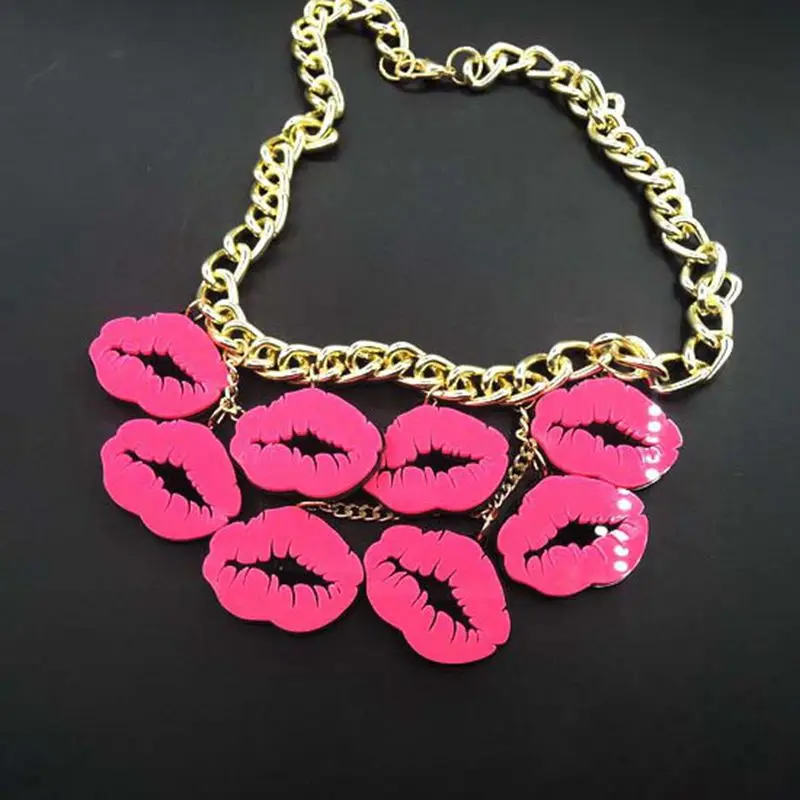 Массивное ожерелье с кисточкой и розовыми губами металлическая цепочка
