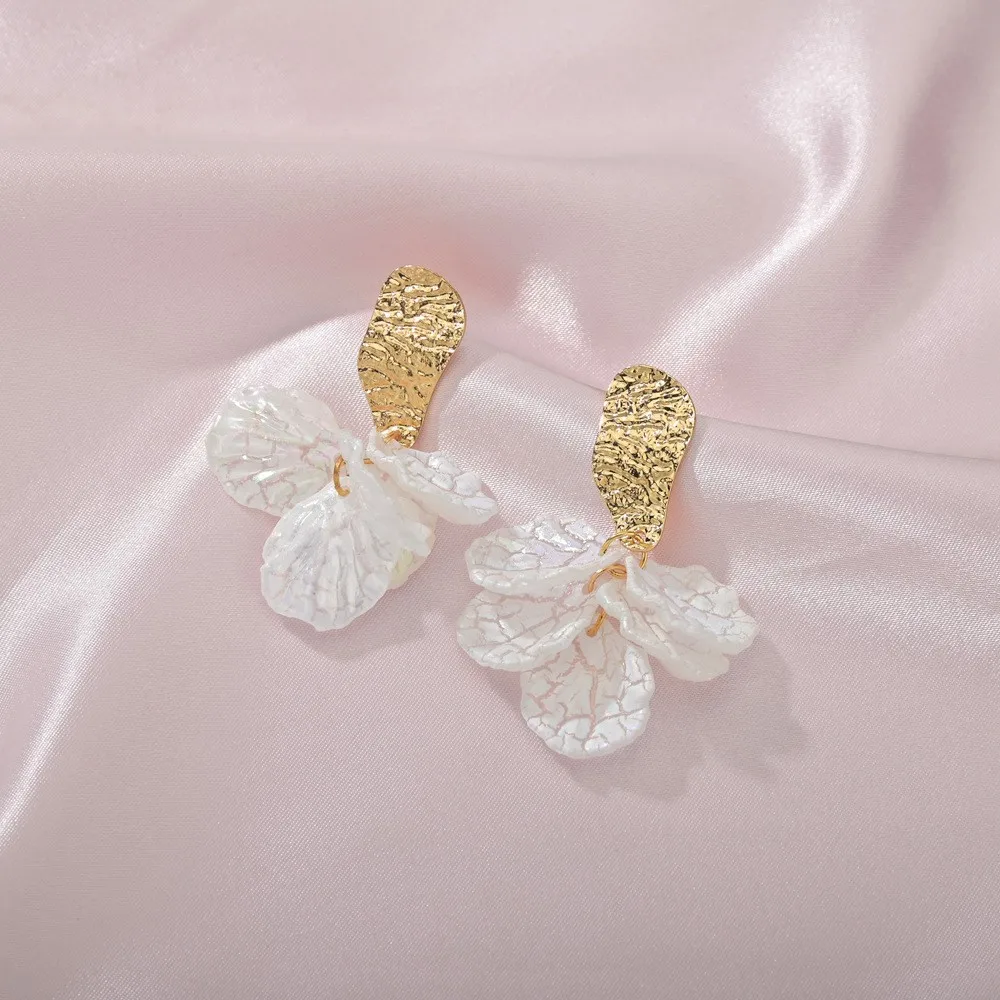 

Korean White Acrylic Flower Petal Drop Earrings For Women's Fashion Statement Shell Flower Trend Alloy Pendant Earring Jewellery