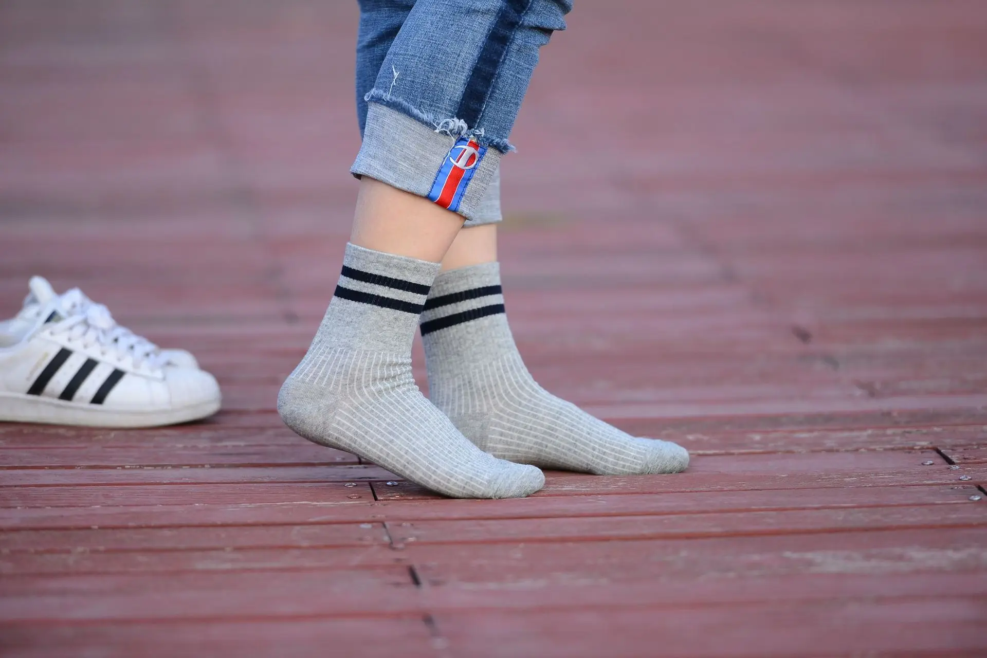 Смешной милый мягкий чехол японская школьная обувь для девочек, хлопковый комплект из 2 полосатый нескользящих носочков красочные Для женщин Harajuku дизайнера; стиль ретро; Приятная для цвет: желтый, белый дешевые студент