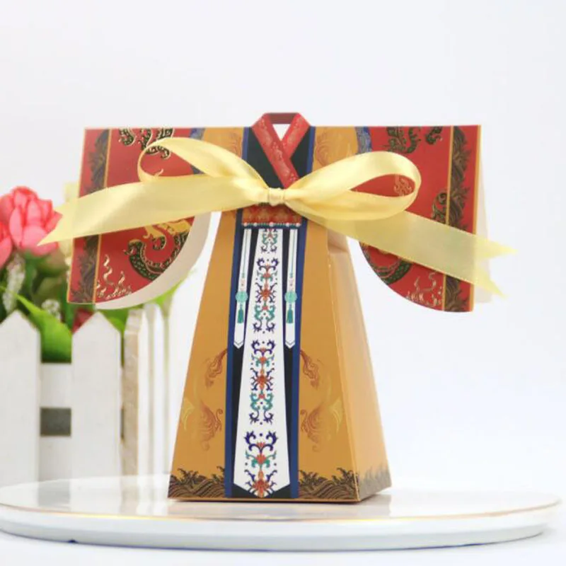 

200pairs Paper Candy Boxes Bridal Groom Laser Cut Traditional Chinese Dress Gown Gift Box Wedding Favors