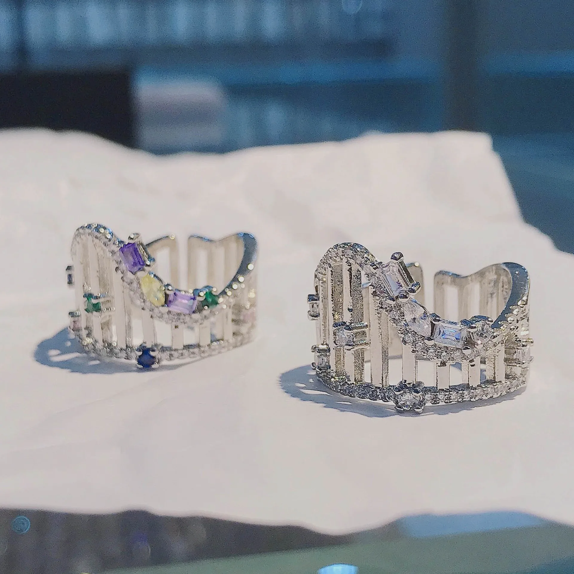 Женское кольцо с кристаллами открытое регулируемое для игровой площадки |