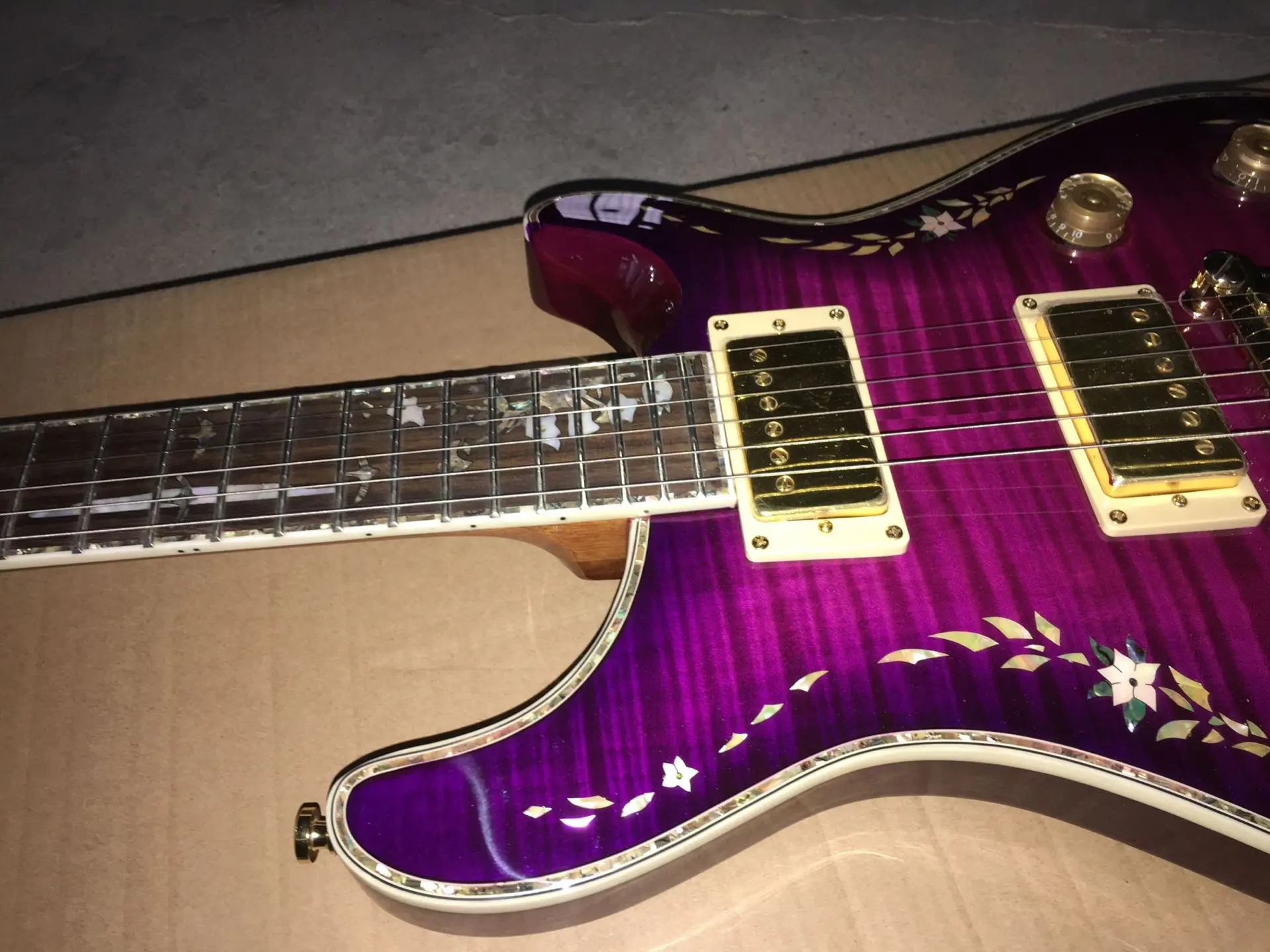 Новая стандартная пользовательская электрическая гитара, фингерборд из палисандра, фиолетовый цвет tiger flame top gitaar. Высокое качество пикапов.