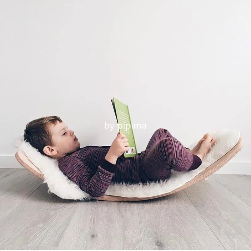 

Скандинавская простая детская деревянная балансировочная доска для серфинга с задним колесом