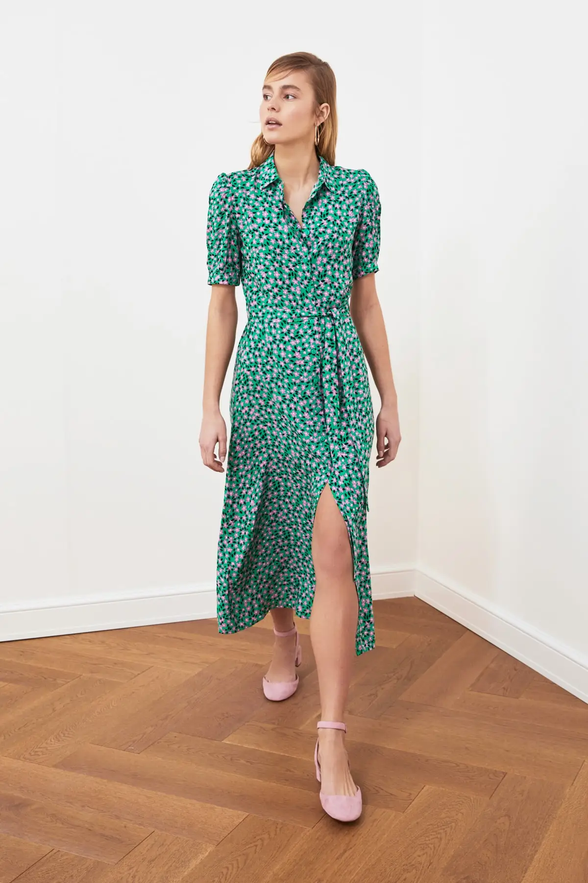 

Платье-рубашка из вискозы, с цветочным рисунком, длиной до запястья, с пуговицами и коротким рукавом, с зеленым ремнем