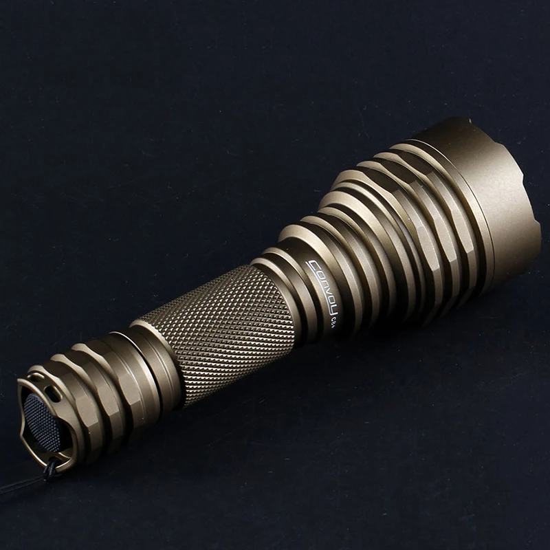 Дешево Конвой C8 плюс светодиодный вспышка светильник кВт CSLNM1.TG светодиодный внутри 6500K фонарь диапазон 748 м Портативный флэш-светильник для кемпин...