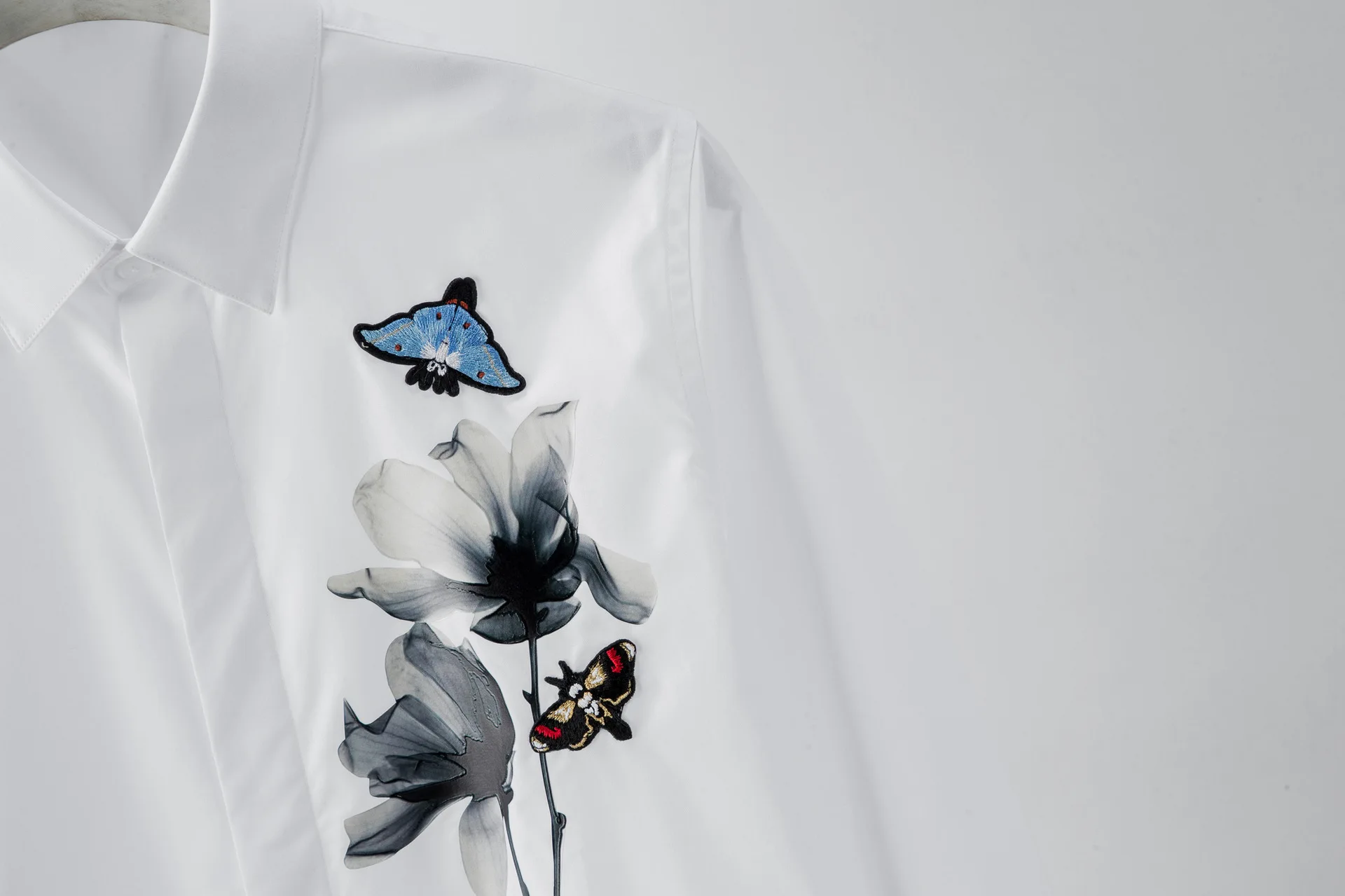 

Men Shirt Luxury Daffodil Printed Long Sleeve Mens Shirts Butterfly Embroidery Party Mens Dress Shirts Casual Man Shirts
