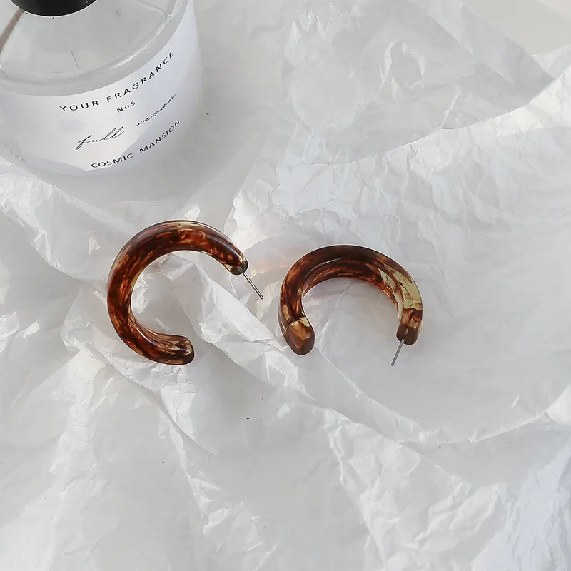 

Banru Fashion Temperament Simple Retro Earrings Beige Geometric C-Shaped Earrings Design Earrings