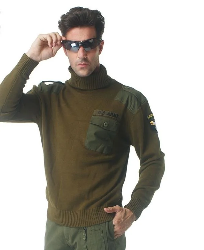 Мужской трикотажный свитер в стиле милитари с высоким воротником и нашивками