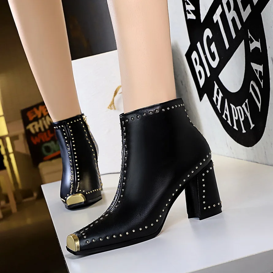 Женские ботильоны с металлическим квадратным носком в стиле рок ретро