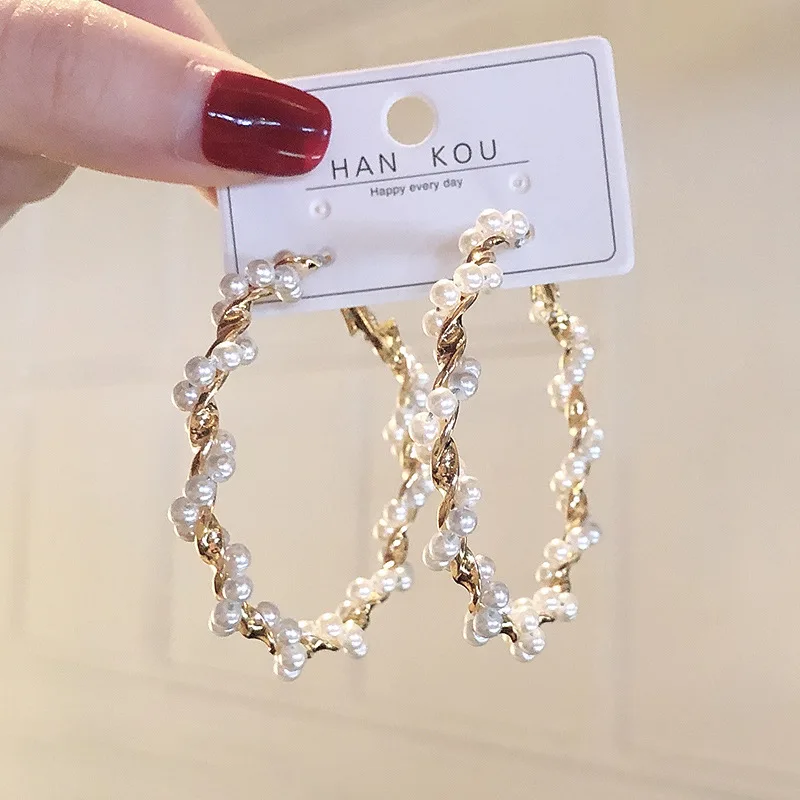 

European and American Exaggerated Plastic Silk Pearl Circle Earrings Fashion Golden Curved Ring Earrings For Women Daily Jewelry