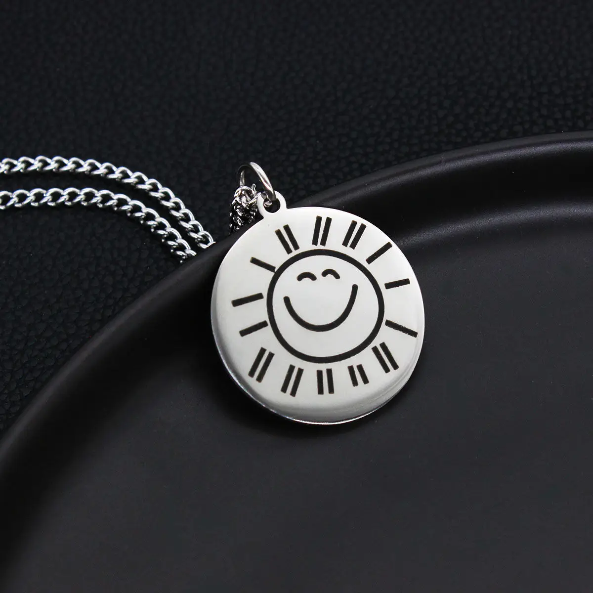

2021 New Fashion Trend Warm Sun Titanium Steel Necklace Pendant Cute Smile Sun Necklace for Woman Jewelry Wholesale
