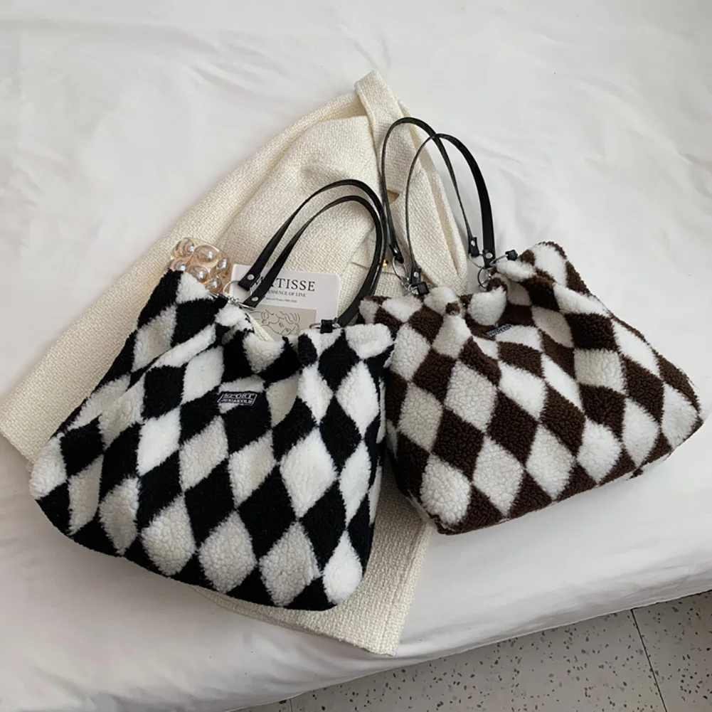 

Женская плюшевая сумка из искусственного меха, сумка через плечо с шахматным узором и ручками, вместительные пушистые универсальные сумки ...