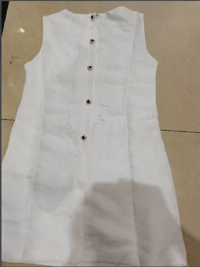 Женское дизайнерское платье без рукавов с круглым вырезом облегающее