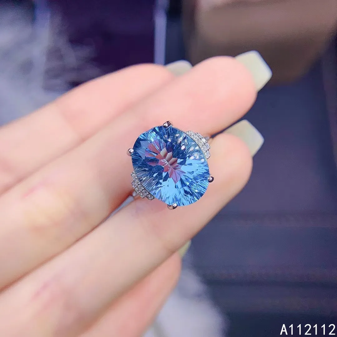 Женское кольцо из серебра 925 пробы с овальным голубым топазом