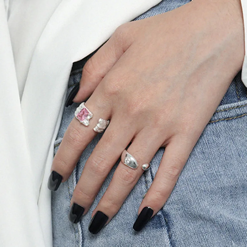 

Женское матовое кольцо из серебра 925 пробы, с голубым кристаллом